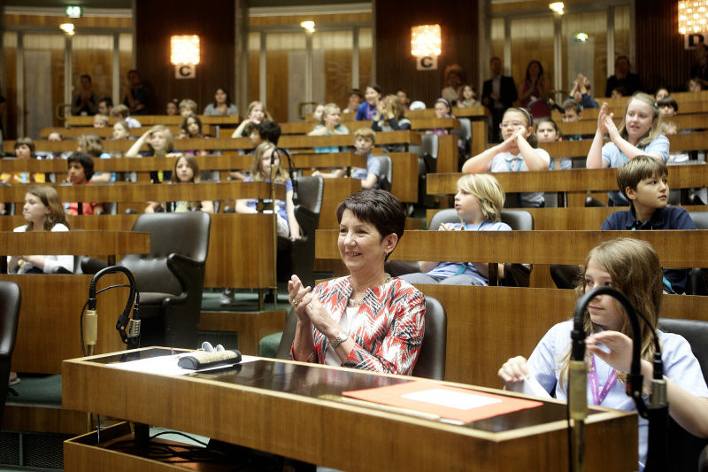 Blick in Richtung VeranstaltungsteilnehmerInnen mit Mag.a Barbara Prammer - Nationalratspräsidentin (1.Reihe 2.v.re.)
