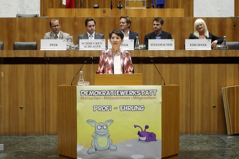 Nationalratspräsidentin Mag.a Barbara Prammer am Rednerpult.  Im Hintergrund auf der Regierungsbank v. li.: Mag. Bernhard Peer, Johannes Schmuckenschlager - Abgeordneter zum Nationalrat, Kai Jan Krainer - Abgeordneter zum Nationalrat, Mag. Albert Steinhauser - Abgeordneter zum Nationalrat und Elke Kirchner - Klub der Freiheitlichen