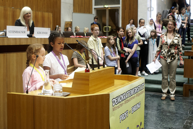 Schülerin die zum Demokratiewerkstatt-Profi geehrt wird hält eine kurze Rede