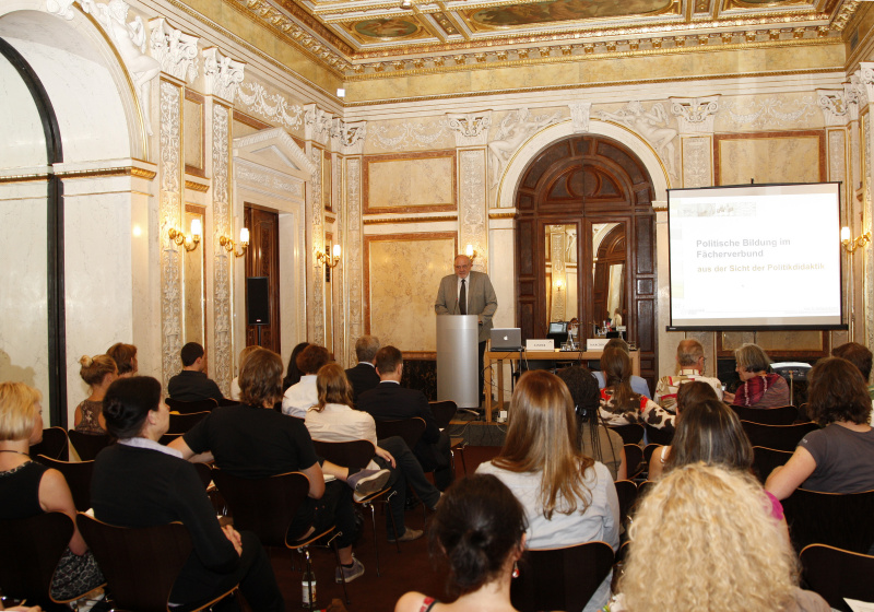 Dr. Gottfried Marckhgott - Leiter des Dienstes L4 Information und Öffentlichkeitsarbeit in der Parlamentsdirektion am Rednerpult