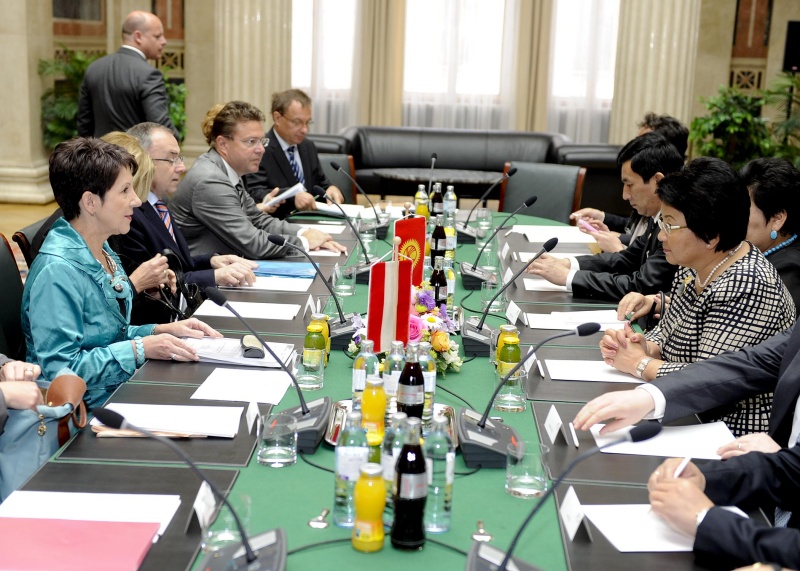 Linke Bildhälfte: Österreichische Delegation v.li. Mag.a Barbara Prammer - Nationalratspräsidentin, Dr. Peter Fichtenbauer - Nationalratsabgeordneter, Herbert Scheibner - Nationalratsabgeordneter und Mag. Leopold Fruhmann - Parlamentsdirektion. Rechte Bildhälfte: Kirgisische Delegation mit Dr.in Roza Otunbayeva (1.v.re.)