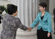 Von rechts: Nationalratspräsidentin Barbara Prammer (SPÖ) begrüßt die Staatspräsidentin der Kirgisischen Republik Roza Otunbayeva