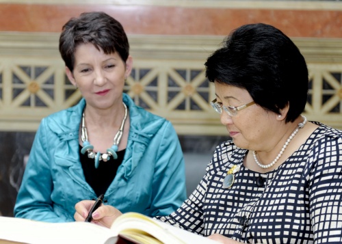v.li. Mag.a Barbara Prammer - Nationalratspräsidentin und Dr.in Roza Otunbayeva - Staatspräsidentin der Kirgisischen Republik beim Eintrag in das Gästebuch