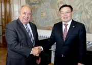 v.li. Fritz Neugebauer - Zweiter Nationalratspräsident begrüßt Gombojav Zandanshatar - Außenminister der Republik Mongolei