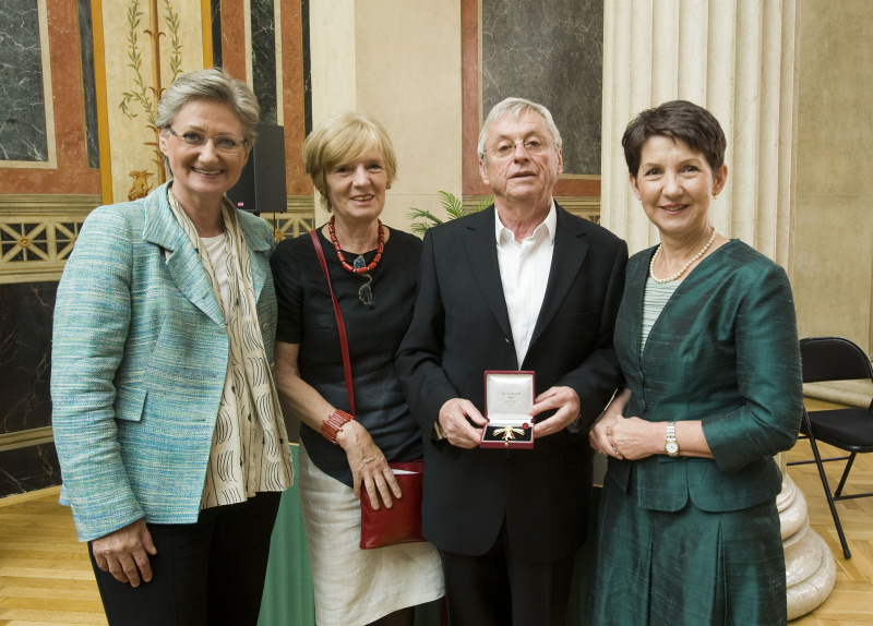 v.l.: Dr.in Caudia Schmied - Bundesministerin für Unterricht, Kunst und Kultur, Friedrun Huemer, Dr. Peter Huemer und Mag.a Barbara Prammer - Nationalratspräsidentin