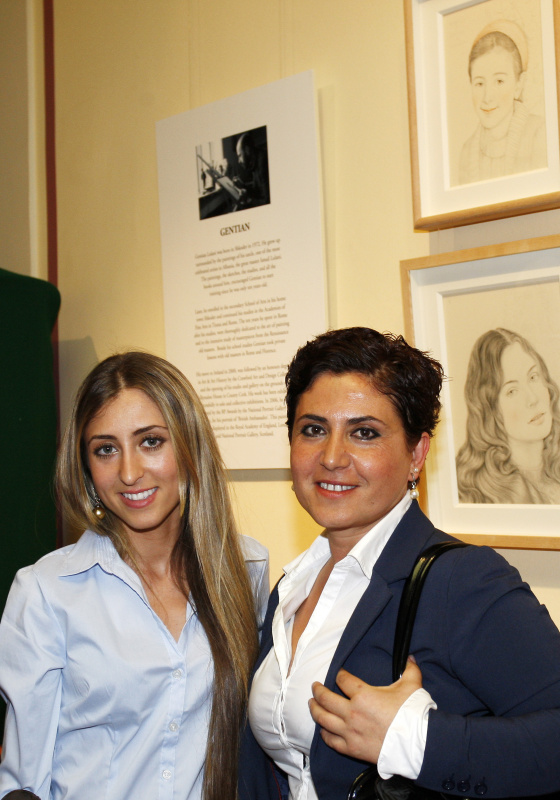 Veranstaltungsteilnehmerinnen besichtigen die Ausstellung