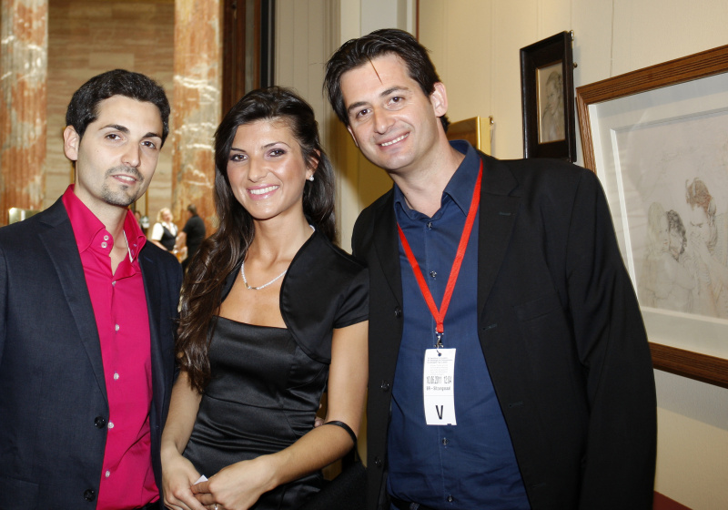 Daisy - Schwester von Gentian Lulani (Mitte) mit zwei Veranstaltungsteilnehmern