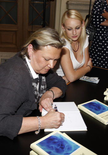 Anneliese Kitzmüller - Abgeordnete zum Nationalrat signiert ihr Buch