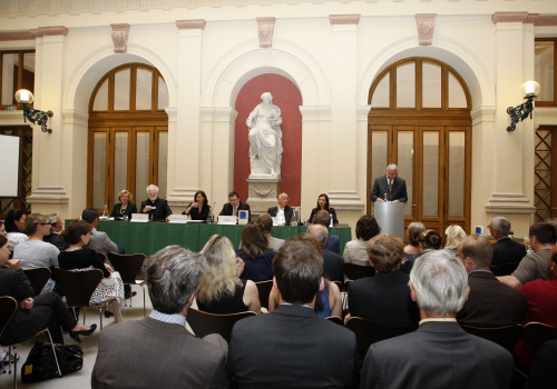 Am Podium v.li. Dr. Angelika Pokropp-Hippen - Fachärztin für Allgemeinmedizin und Psychotherapie, Dr. Andreas Laun - Weihbischof, Moraltheologe, Mag. Elisabeth Dieringer-Granza - Pädagogin, Alexander Höferl, Prof. Günter Danhel - Direktor des Instituts für Ehe und Familie, Birgit Kelle - Journalistin und Mag. Dr. Martin Graf - Dritter Präsident des Nationalrates am Rednerpult