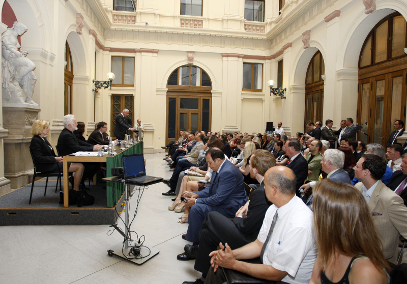 Am Podium v.li. Dr. Angelika Pokropp-Hippen - Fachärztin für Allgemeinmedizin und Psychotherapie, Dr. Andreas Laun - Weihbischof, Moraltheologe, Mag. Elisabeth Dieringer-Granza - Pädagogin, Alexander Höferl, Prof. Günter Danhel - Direktor des Instituts für Ehe und Familie, Birgit Kelle - Journalistin und Mag. Dr. Martin Graf - Dritter Präsident des Nationalrates am Rednerpult