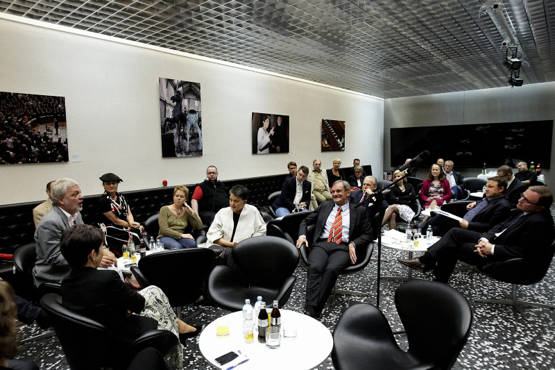 Blick in Richtung VeranstaltungsteilnehmerInnen - Diskussion unter allen Beteiligten