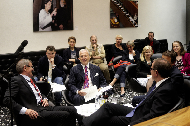 Diskussionsrunde im Vordergrund v.li.: Klaus Schönbach - Institut für Publizistik und Kommunikationswissenschaften,Wolfgang Rosam - Rosam Change Communications GmbH , Josef Kalina - Geschäftsführer der Unique Relations, und Karlheinz Kopf - Klubobmann der ÖVP