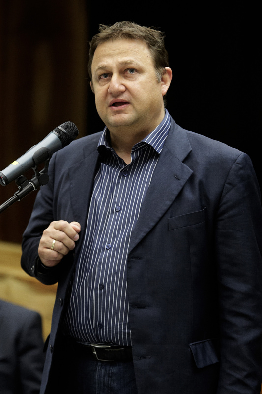 Josef Kalina, Geschaeftsfuehrer der Unique Relations am Mikrofon