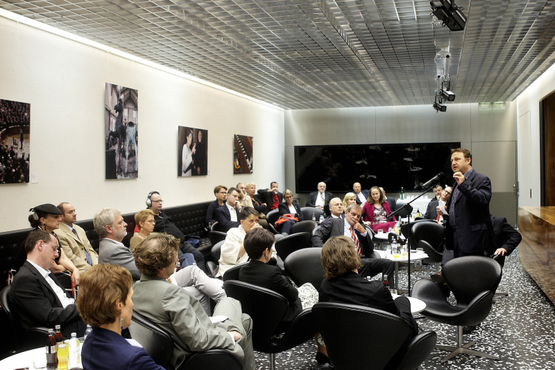 Josef Kalina, Geschaeftsführer der Unique Relations am Mikrofon