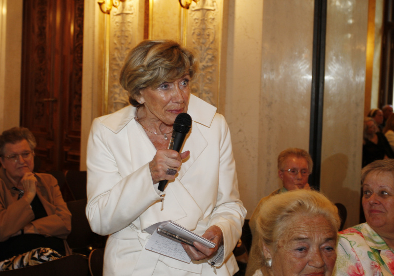 Veranstaltungsteilnehmerin am Wort