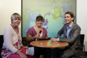 Sebastian Kurz - Staatssekretär für Integration (re) wird von Schülerinnen der Polytechnischen Schule Wien 15 interviewt