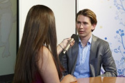 Sebastian Kurz - Staatssekretär für Integration (re)  wird  von einer Schülerin der Polytechnischen Schule Wien 15 interviewt