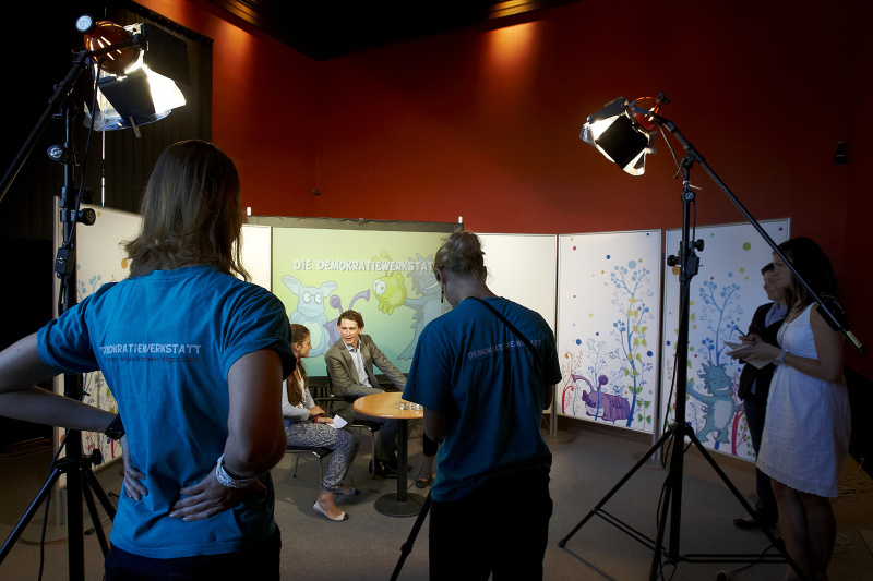 Sebastian Kurz - Staatssekretär für Integration( 3.v.li.) im Gespräch mit einer Schülerin der Polytechnischen Schule Wien 15