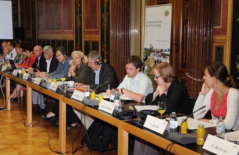 v.li. Veranstaltungsteilnehmer, Dr. Johannes Hübner - Nationalratsabgeordneter, Petra Bayr - Nationalratsabgeordnete, Mag.a Susanne Neuwirth - Vizepräsidentin des Bundesrates, Jean Feyder - Botschafter und Ständiger Vertreter Luxemburgs bei der WTO, Franz Glaser - Nationalratsabgeordneter,  J. L. Chomel, Karin Kadenbach - Europäisches Parlament, Martin Preineder - Bundesratsmitglied, Dipl.-Ing. Dr. Wolfgang Pirklhuber - Nationalratsabgeordneter, Gertrude Klaffenböck - FIAN Österreich und A. Maier