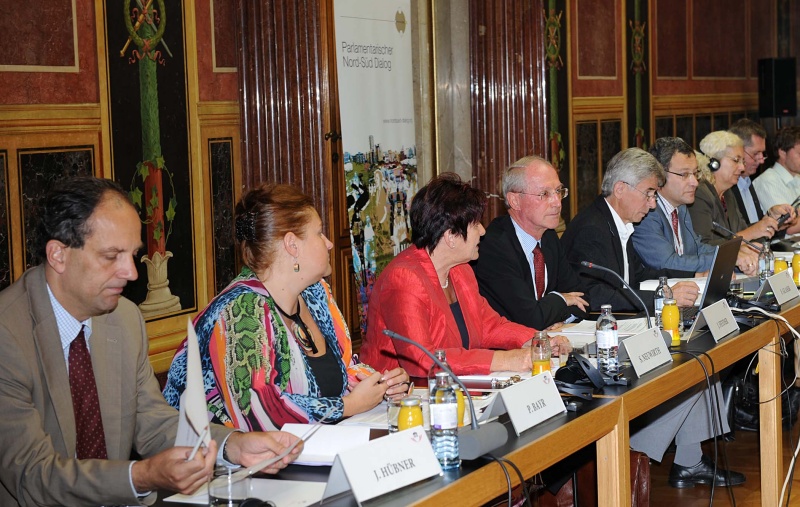 v.li. Dr. Johannes Hübner - Nationalratsabgeordneter, Petra Bayr - Nationalratsabgeordnete, Mag.a Susanne Neuwirth - Vizepräsidentin des Bundesrates, Jean Feyder - Botschafter und Ständiger Vertreter Luxemburgs bei der WTO, Franz Glaser - Nationalratsabgeordneter und VeranstaltungsteilnehmerInnen