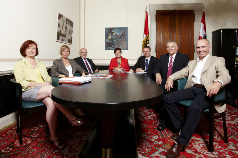 v.links: Dr. Susanne Bachmann - Bundesratsdirektorin, Monika Mühlwerth - Vorsitzende der Bundesratsfraktion der FPÖ, Reinhard Todt - Vizepräsident des Bundesrates,  Mag.a Susanne Neuwirth - Präsidentin des Bundesrates,  Mag. Harald Himmer - Vizepräsident des Bundesrates, Gottfried Kneifel -Vorsitzender der Bundesratsfraktion der ÖVP und Mag. Gerald Klug - Vorsitzender der Bundesratsfraktion der SPÖ
