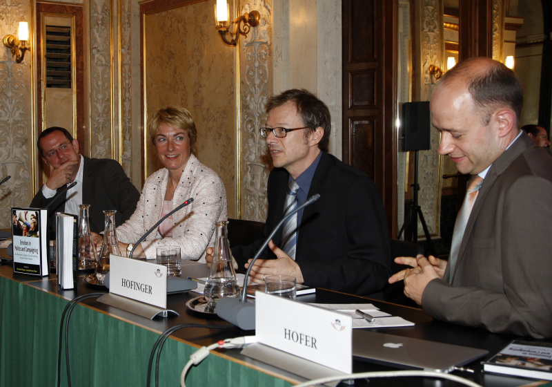 v.li. Wolfgang Sablatnig - Tiroler Tageszeitung, Dr.in Gerlinde Manz-Christ - Herausgeberin, Mag. Christoph Hofinger - SORA Institute for Social Research and Consulting, Herausgeber, Dr. Thomas Hofer - HPPA - Mitautor