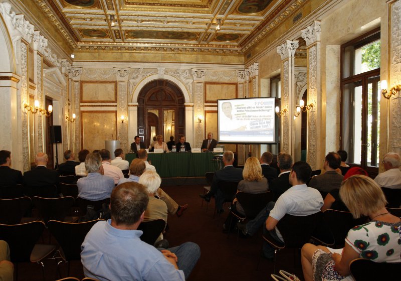 Podium v.li. Wolfgang Sablatnig - Tiroler Tageszeitung, Dr.in Gerlinde Manz-Christ - Herausgeberin, Mag. Christoph Hofinger - SORA Institute for Social Research and Consulting, Herausgeber und Dr. Thomas Hofer - HPPA - Mitautor