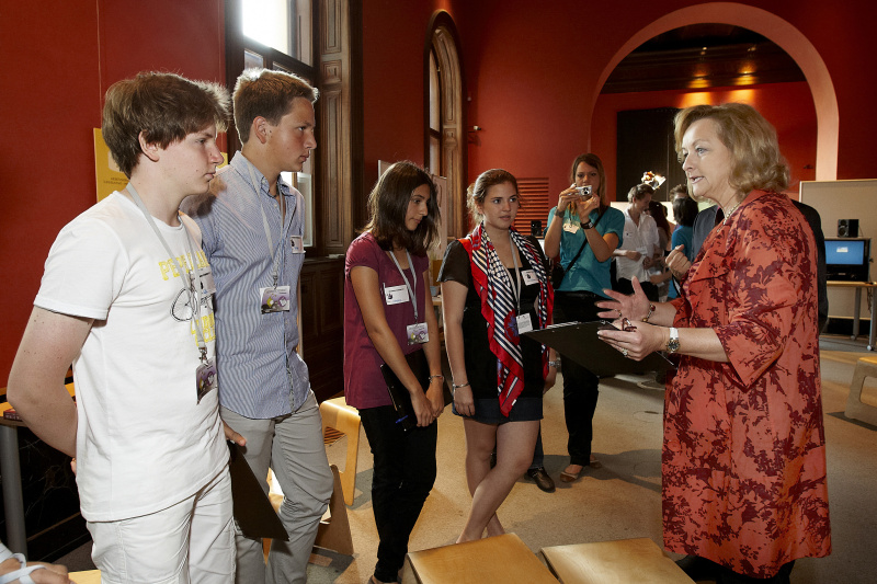 Mag.a Dr.in Maria Fekter - Bundesministerin für Finanzen (re) im Gespräch mit SchülerInnen des Theresianums