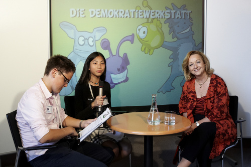 Mag.a Dr.in Maria Fekter - Bundesministerin für Finanzen (re.) beim Interview mit SchülerInnen des Theresianums