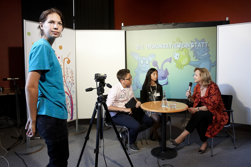 Mag.a Dr.in Maria Fekter - Bundesministerin für Finanzen (re.) beim Interview mit SchülerInnen des Theresianums