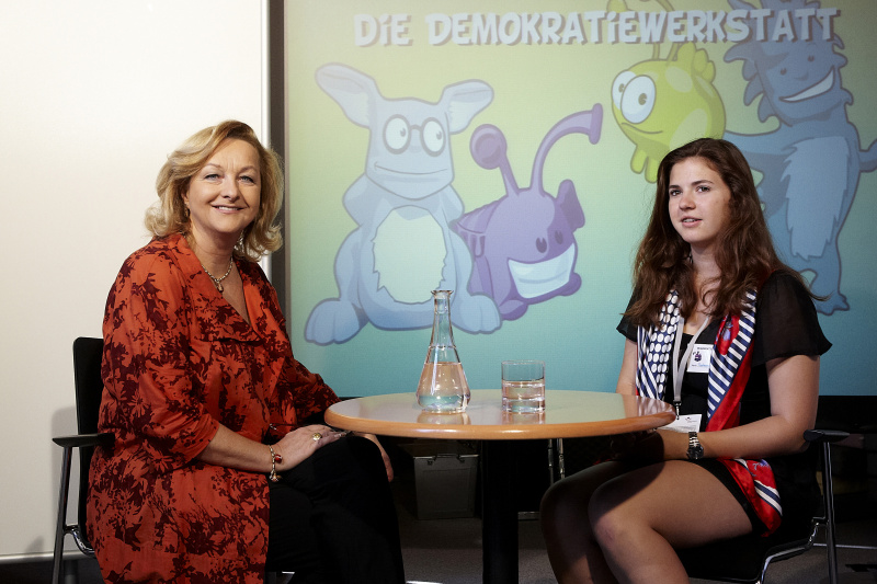 v.li. Mag.a Dr.in Maria Fekter - Bundesministerin für Finanzen beim Interview mit einer Schülerin des Theresianums
