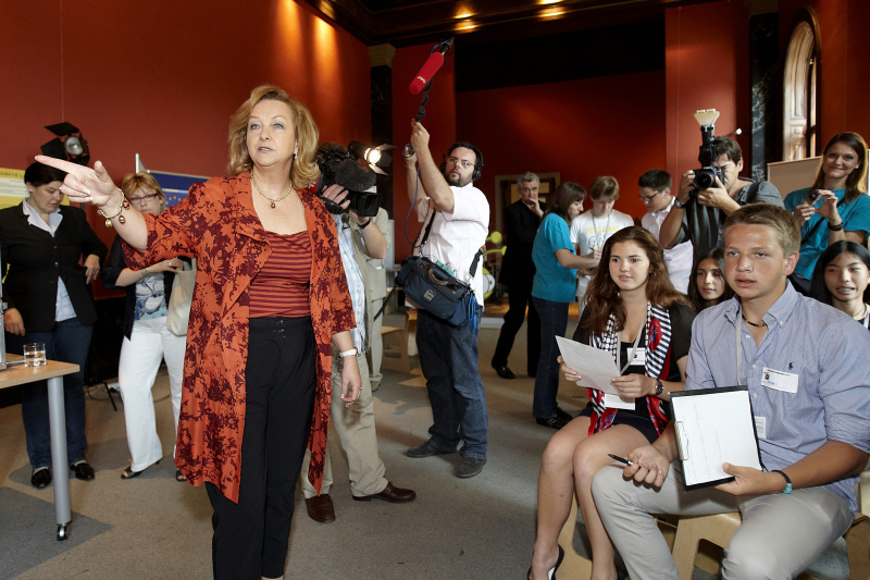 Mag.a Dr.in Maria Fekter - Bundesministerin für Finanzen (li.) im Gespräch mit SchülerInnen des Theresianums