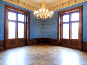 Boudoir der Dame mit blauer Stofftapete, die bei der Restaurierung im Jahr 2005 angebracht wurde und nicht ganz dem Original entspricht. Lamperie aus Holz und Furnieren.