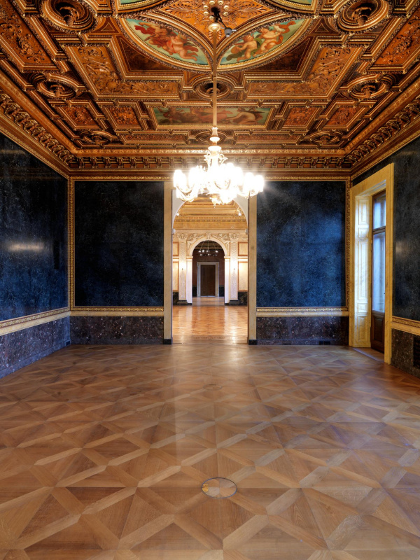 Empfangssaal, Decke aus Stuck mit reicher Verzierung. Die Wände sind in glänzendem Stuccolustro ausgeführt.