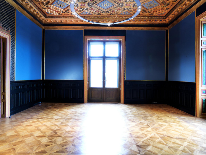 Rauch- und Spielsalon, verzierte Kassettendecke in rot und blau.