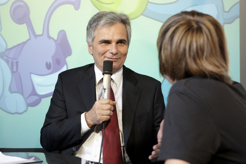 Bundeskanzler Werner Faymann im Interview mit einem Schüler des BRG Wörgl, Tirol