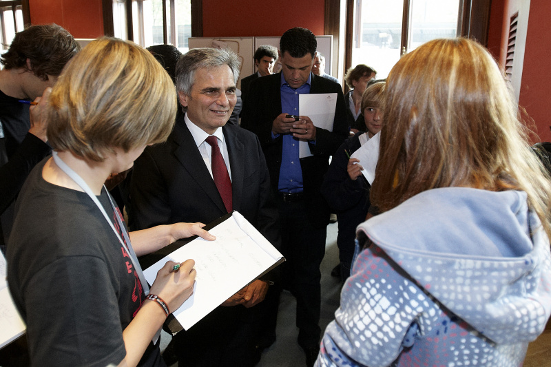 Bundeskanzler Werner Faymann in Diskussion mit SchülerInnen des BRG Wörgl, Tirol