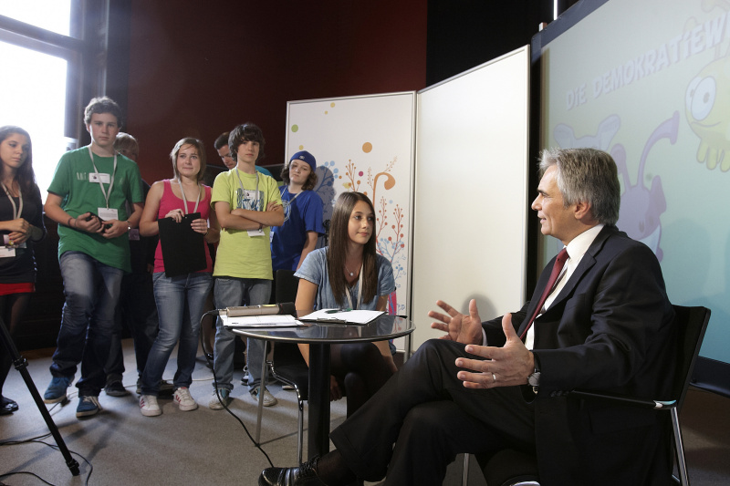 Bundeskanzler Werner Faymann im Gespräch mit SchülerInnen des BRG Wörgl, Tirol