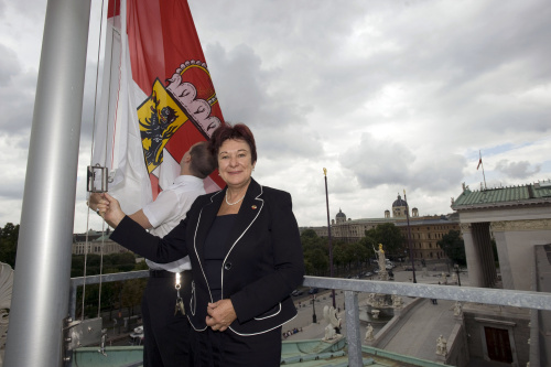 Bundesratspräsidentin Mag.a Susanne Neuwirth beim Hissen der Fahne Salzburgs am Parlamentsgebäude