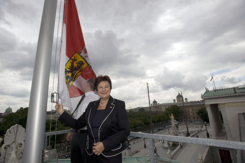 Bundesratspräsidentin Mag.a Susanne Neuwirth beim Hissen der Fahne Salzburgs am Parlamentsgebäude