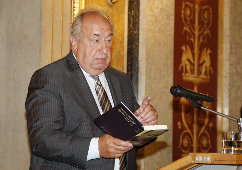 Fritz Neugebauer - Zweiter Präsident des Nationalrates am Rednerpult