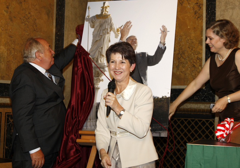 v.li. Fritz Neugebauer - Zweiter Präsident des Nationalrates und Mag.a Barbara Prammer - Präsidentin des Nationalrates enthüllen ein Foto von Nationalratspräsident .i.R. Univ.- Prof. Dr. Andreas Khol vor dem Parlamentsgebäude