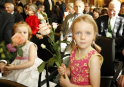 Blick in Richtung VeranstaltungsteilnehmerInnen - Mädchen mit einer Rose