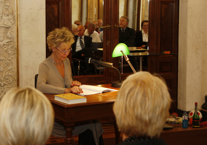  Burgschauspielerin Lotte Ledl liest aus dem vorgestellten Buch