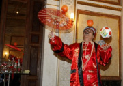Akrobat Qian Zhongfa bei seiner Darbietung