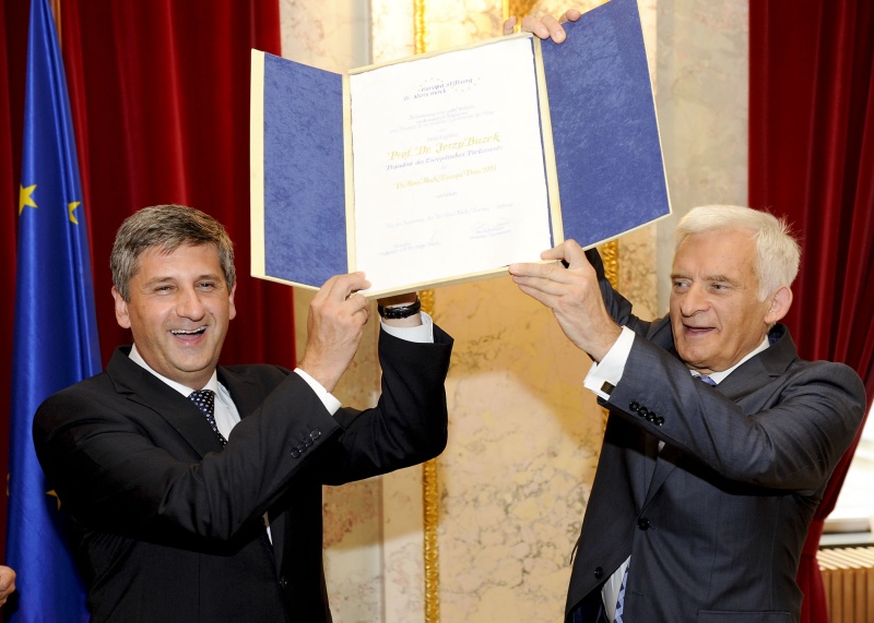 v.li. Dr. Michael Spindelegger - Vizekanzler und  Jerzy Buzek - Präsident des Europäischen Parlaments bei der Übergabe des  Dr. Alois Mock-Europa-Preises