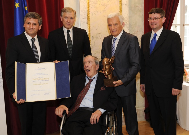 v.li. Dr. Michael Spindelegger - Vizekanzler, Veranstaltungsteilnehmer, Dr. Alois Mock, Jerzy Buzek - Präsident des Europäischen Parlaments und ein Veranstaltungsteilnehmer