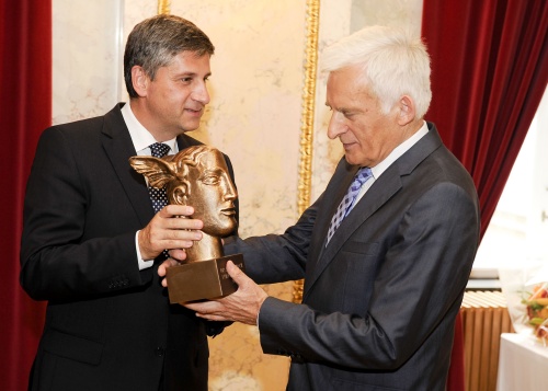 v.li. Dr. Michael Spindelegger - Vizekanzler übergibt Jerzy Buzek - Präsident des Europäischen Parlaments den Dr. Alois Mock-Europa-Preis