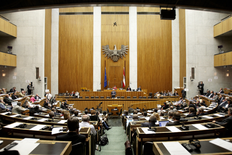 Jerzy Buzek - Präsident des Europäischen Parlaments auf der Regierungsbank während seiner Rede, Nationalratspräsidentin Mag.a Barbara Prammer am Präsidium. Dienst am Präsidium Mag. Gerhard Koller - Parlamentsdirektion (1er-Position)