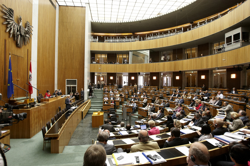 Jerzy Buzek - Präsident des Europäischen Parlaments auf der Regierungsbank während seiner Rede, Nationalratspräsidentin Mag.a Barbara Prammer am Präsidium. Dienst am Präsidium Mag. Gerhard Koller - Parlamentsdirektion (1er-Position)